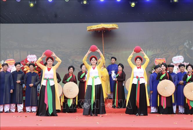 Nhân dân Tổ dân phố Viêm Xá diễn tích Vua bà ban hội. Ảnh: Thanh Thương- TTXVN