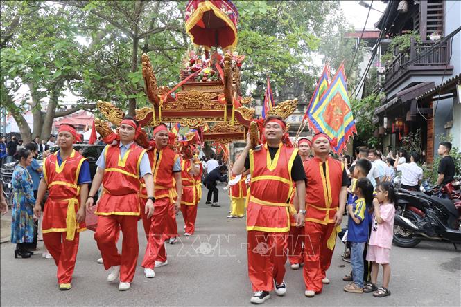 Đoàn rước với hàng trăm người tham gia rất nghiêm trang, đậm bản sắc dân tộc. Ảnh: Thanh Thương- TTXVN