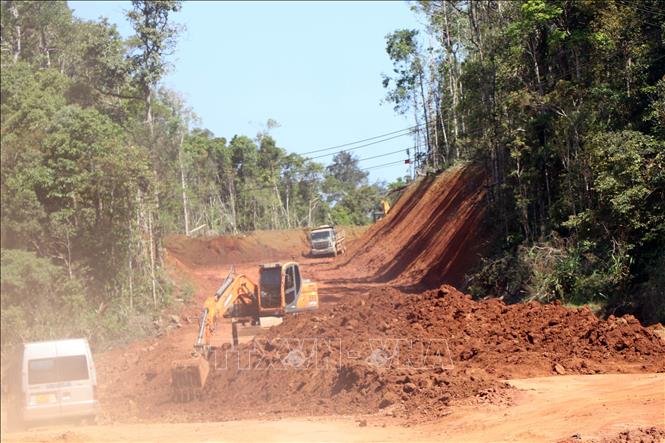 Các đơn vị thi công tăng cường người, phương tiện thi công ở các đoạn vừa mới bàn giao mặt bằng trong năm 2026, đoạn qua xã Măng Đen. Ảnh: Cao Nguyên-TTXVN
