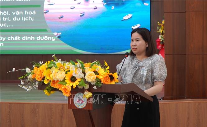 Bà Đàm Thị Quỳnh Nga, đại diện Cục Bảo tồn thiên nhiên và Đa dạng sinh học trình bày định hướng quản lý và phục hồi hệ sinh thái đất ngập nước trong giai đoạn 2025 - 2030. Ảnh: Nhựt An - TTXVN