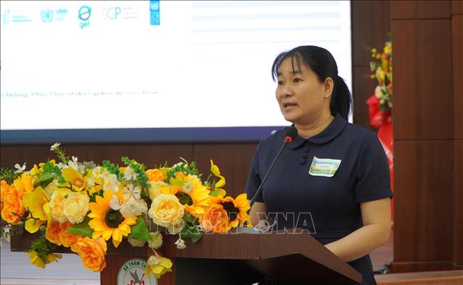 Phó giáo sư, Tiến sĩ Lê Diễm Kiều, trường Đại học Đồng Tháp chia sẻ về Dự án nâng cao nhận thức và phát triển du lịch trải nghiệm cho các hộ dân tại vùng đệm Vườn quốc gia Tràm Chim. Ảnh: Nhựt An - TTXVN