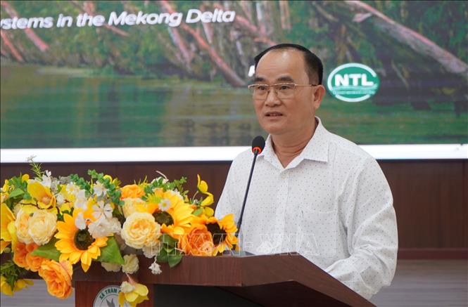 Ông Bùi Thanh Phong, Phó Giám đốc Vườn quốc gia Tràm Chim phát biểu tại Hội thảo. Ảnh: Nhựt An - TTXVN