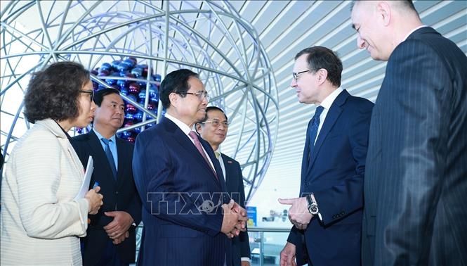 Thủ tướng Phạm Minh Chính tham quan Triển lãm hạt nhân tại Moskva. Ảnh: Dương Giang-TTXVN
