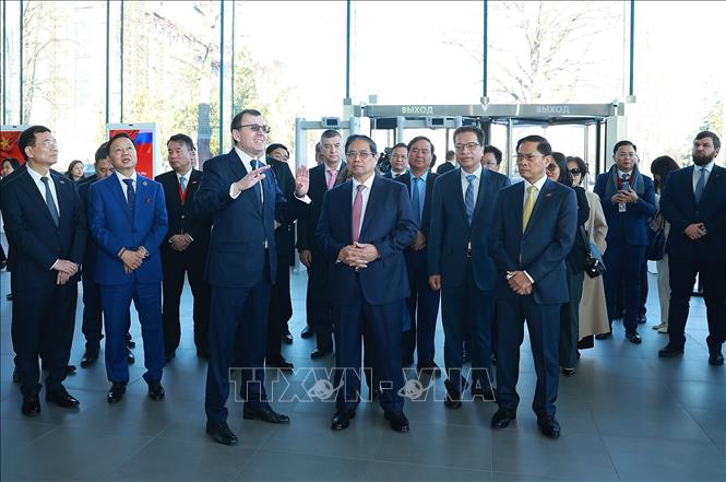 Thủ tướng Phạm Minh Chính tham quan Triển lãm hạt nhân tại Moskva. Ảnh: Dương Giang-TTXVN
