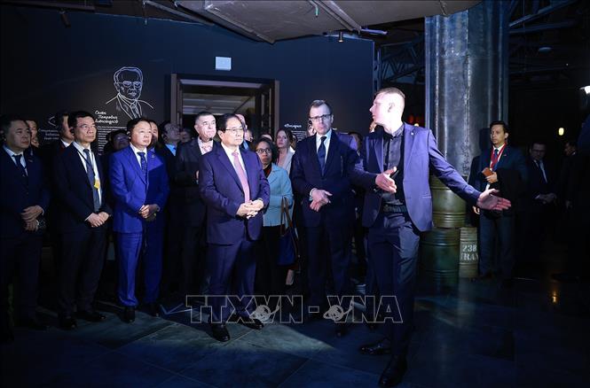 Thủ tướng Phạm Minh Chính tham quan Triển lãm hạt nhân tại Moskva. Ảnh: Dương Giang-TTXVN
