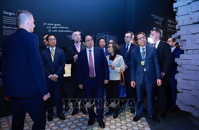 Thủ tướng Phạm Minh Chính tham quan Triển lãm hạt nhân tại Moskva. Ảnh: Dương Giang-TTXVN
