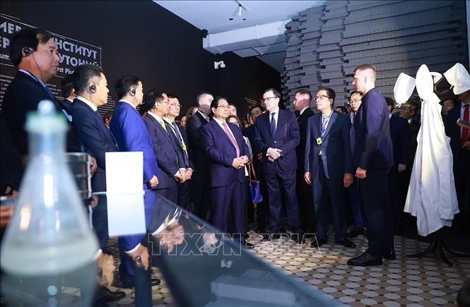 Thủ tướng Phạm Minh Chính tham quan Triển lãm hạt nhân tại Moskva. Ảnh: Dương Giang-TTXVN
