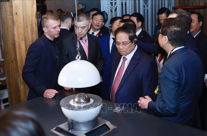 Thủ tướng Phạm Minh Chính tham quan Triển lãm hạt nhân tại Moskva. Ảnh: Dương Giang-TTXVN
