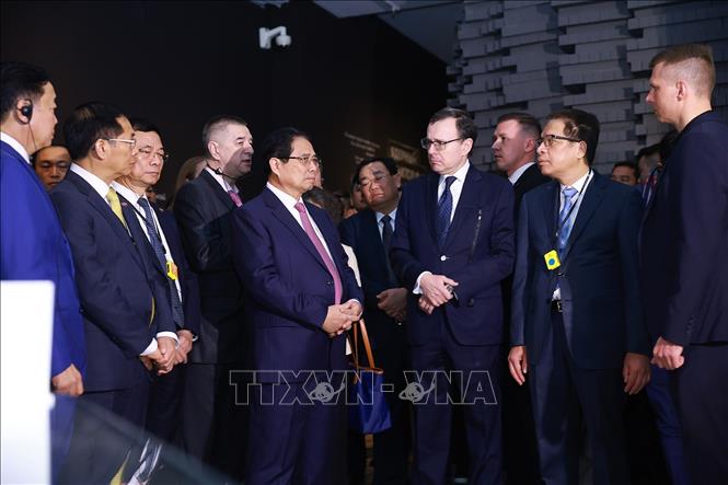 Thủ tướng Phạm Minh Chính tham quan Triển lãm hạt nhân tại Moskva. Ảnh: Dương Giang-TTXVN
