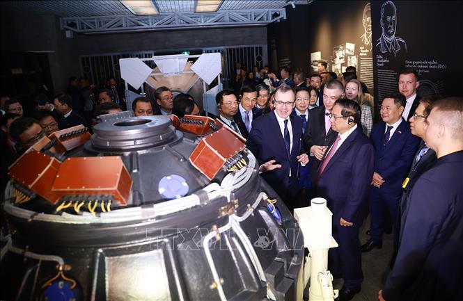 Thủ tướng Phạm Minh Chính tham quan Triển lãm hạt nhân tại Moskva. Ảnh: Dương Giang-TTXVN
