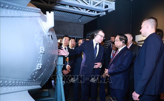 Thủ tướng Phạm Minh Chính tham quan Triển lãm hạt nhân tại Moskva. Ảnh: Dương Giang-TTXVN
