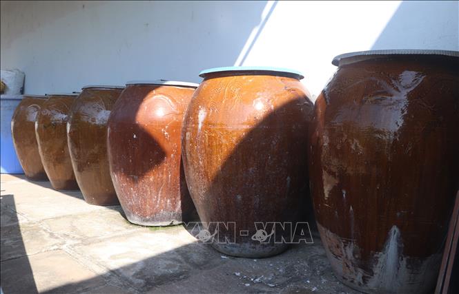 Dụng cụ tích trữ nước sinh hoạt của người dân tại xã Cái Nước. Ảnh: Tuấn Phi - TTXVN 