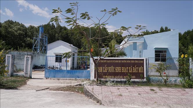 Trạm cấp nước sinh hoạt xã Đất Mũi hoạt động ngày đêm để cung cấp nước cho người dân vùng cực Nam Tổ quốc. Ảnh: Tuấn Phi - TTXVN          