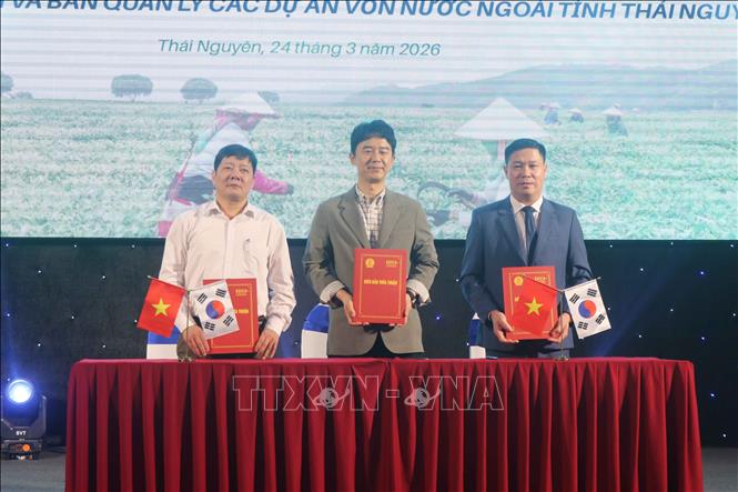 Ký kết Biên bản thỏa thuận về cơ chế phối hợp tổ chức triển khai Dự án giữa PMC, PMU và Hội Liên hiệp Phụ nữ tỉnh Thái Nguyên. Ảnh: Vũ Hoàng Giang - TTXVN