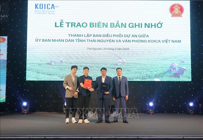 Ban tổ chức trao biên bản ghi nhớ Thành lập Ban điều phối dự án (PCB). Ảnh: Vũ Hoàng Giang - TTXVN