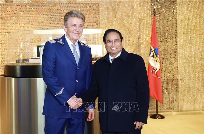 Thủ tướng Phạm Minh Chính với lãnh đạo Trung tâm điều khiển hệ thống tàu điện ngầm Moskva. Ảnh: Dương Giang-TTXVN

