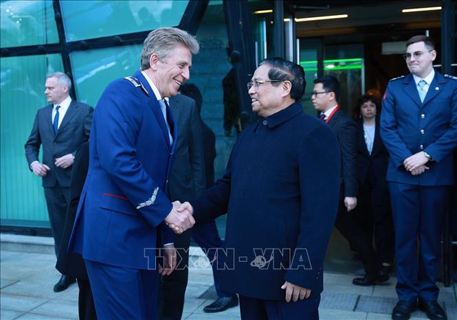 Thủ tướng Phạm Minh Chính thăm Trung tâm điều khiển hệ thống tàu điện ngầm Moskva.  Ảnh: Dương Giang-TTXVN
