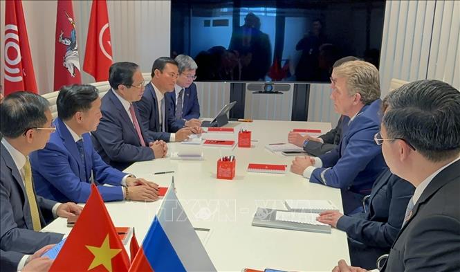 Thủ tướng Phạm Minh Chính làm việc với lãnh đạo Trung tâm điều khiển hệ thống tàu điện ngầm Moskva.  Ảnh: Dương Giang-TTXVN
