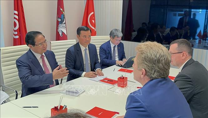 Thủ tướng Phạm Minh Chính làm việc với lãnh đạo Trung tâm điều khiển hệ thống tàu điện ngầm Moskva. Ảnh: Dương Giang-TTXVN
