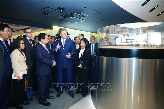 Prime Minister Pham Minh Chinh visits the Moscow Metro control center. Photo: Duong Giang – VNA