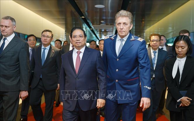 Prime Minister Pham Minh Chinh visits the Moscow Metro control center. Photo: Duong Giang – VNA