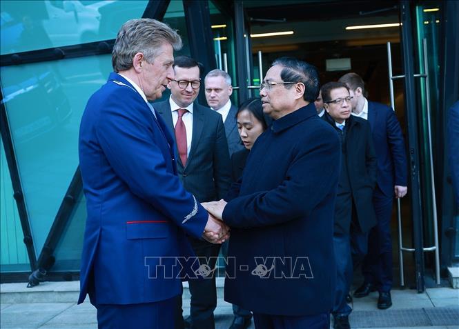 Prime Minister Pham Minh Chinh visits the Moscow Metro control center. Photo: Duong Giang – VNA