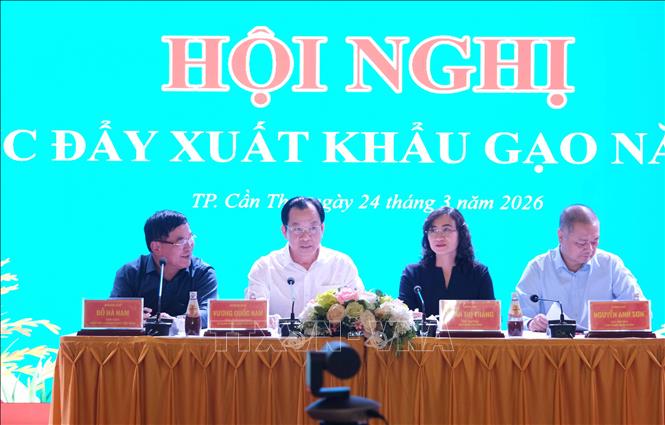 Lãnh đạo Bộ Công Thương, UBND thành phố Cần Thơ, Hiệp hội Lương thực Việt Nam chủ trì hội nghị. Ảnh: Thanh Liêm - TTXVN