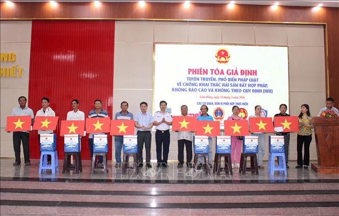 Ban tổ chức tặng quà cho 30 hộ dân thuộc diện gia đình chính sách, ngư dân có hoàn cảnh khó khăn tại phường Phan Thiết, tỉnh Lâm Đồng. Ảnh: Hồng Hiếu - TTXVN