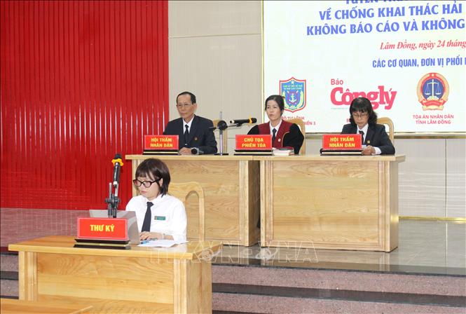 Chủ tọa phiên tòa giả định tuyên truyền, phổ biến pháp luật về chống khai thác IUU tại phường Phan Thiết, tỉnh Lâm Đồng. Ảnh Hồng Hiếu- TTXVN