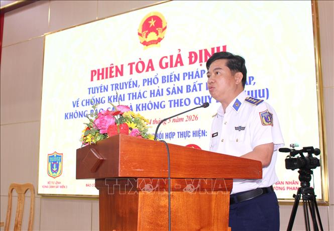 Thượng tá Nguyễn Văn Hiền, Chính ủy, Chi Đội kiểm ngư số 4 phát biểu khai mạc tại chương trình. Ảnh: Hồng Hiếu - TTXVN