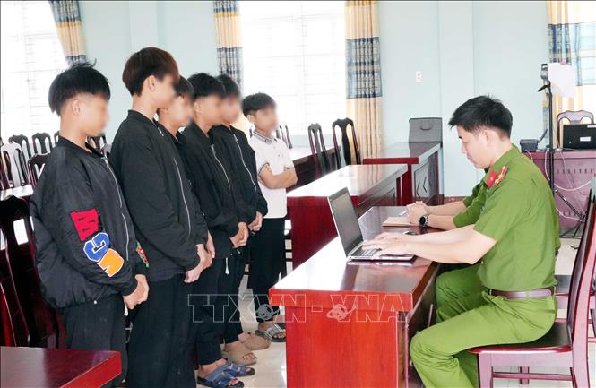 Công an xã Bắc Trạch (Quảng Trị) làm việc, tuyên truyền nhắc nhở nhóm thanh thiếu nhi thực hiện hành vi ném đá vào xe tải trên cao tốc Bắc - Nam đêm 21/3. Ảnh: Tá Chuyên - TTXVN  