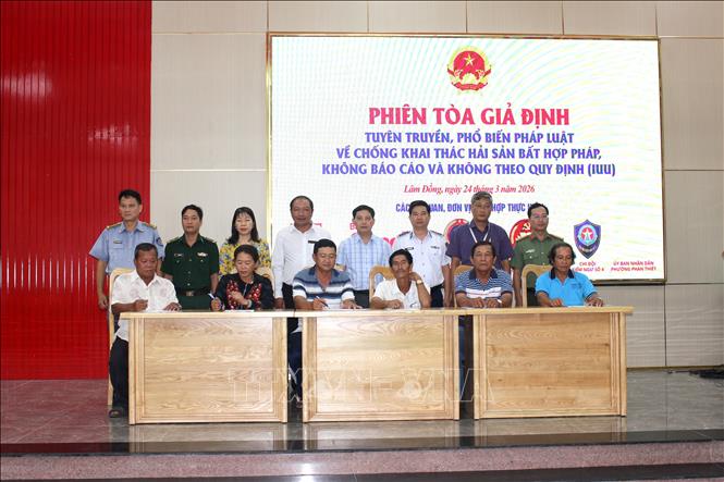 Các chủ tàu, thuyền trưởng tham gia ký kết không vi phạm khai thác IUU tại chương trình. Ảnh: Hồng Hiếu - TTXVN