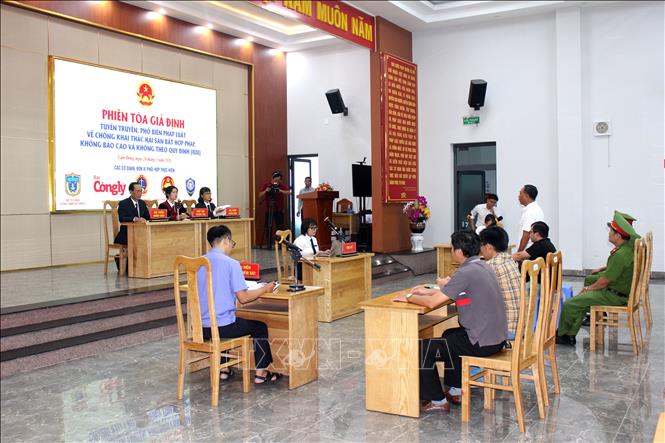 Vụ án hình sự “Tổ chức cho người khác xuất cảnh trái phép” được xét xử tại Phiên tòa giả định tuyên truyền, phổ biến pháp luật về chống khai thác IUU tại phường Phan Thiết, tỉnh Lâm Đồng. Ảnh: Hồng Hiếu- TTXVN