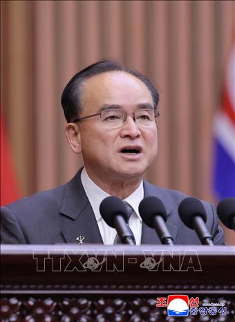 Chủ tịch Quốc hội Triều Tiên, ông Jo Yong Won, nêu rõ việc sửa đổi và bổ sung một số điều của Hiến pháp, tại kỳ họp thứ nhất, ở Bình Nhưỡng. Ảnh: Yonhap/TTXVN