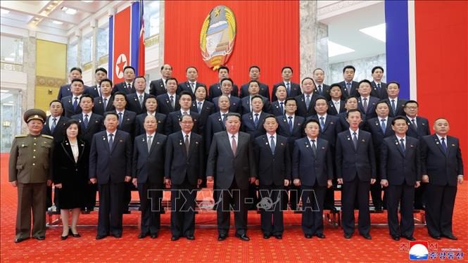 Nhà lãnh đạo Triều Tiên Kim Jong-un chụp ảnh cùng các thành viên nội các mới và các đại biểu Quốc hội khóa XV tại Bình Nhưỡng, ngày 23/3/2026. Ảnh: Yonhap/TTXVN