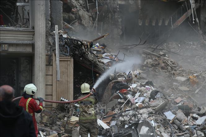 Tòa nhà bị phá hủy sau cuộc không kích của lực lượng phối hợp Mỹ và Israel xuống Tehran, Iran ngày 23/3/2026. Ảnh: THX/TTXVN