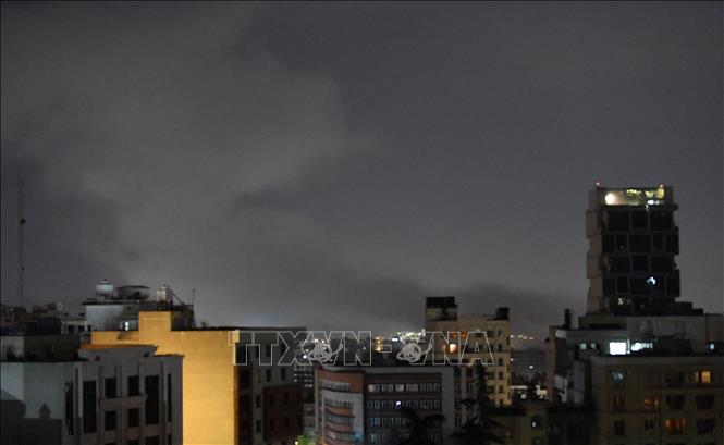 Khói bốc lên sau cuộc không kích của lực lượng phối hợp Mỹ và Israel xuống Tehran, Iran ngày 23/3/2026. Ảnh: THX/TTXVN