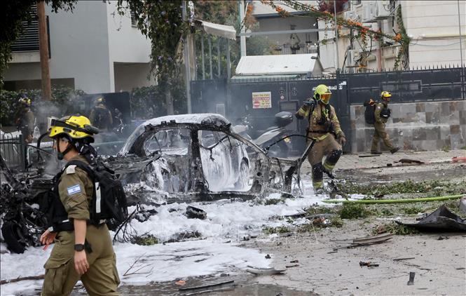 Lực lượng cứu hộ làm nhiệm vụ tại hiện trường một khu vực trúng tên lửa của Iran tại Tel Aviv, Israel ngày 15/3/2026. Ảnh: THX/TTXVN