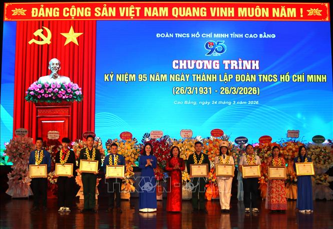 Tuyên dương 10 công dân trẻ tiêu biểu tỉnh Cao Bằng năm 2025. Ảnh: Chu Hiệu-TTXVN