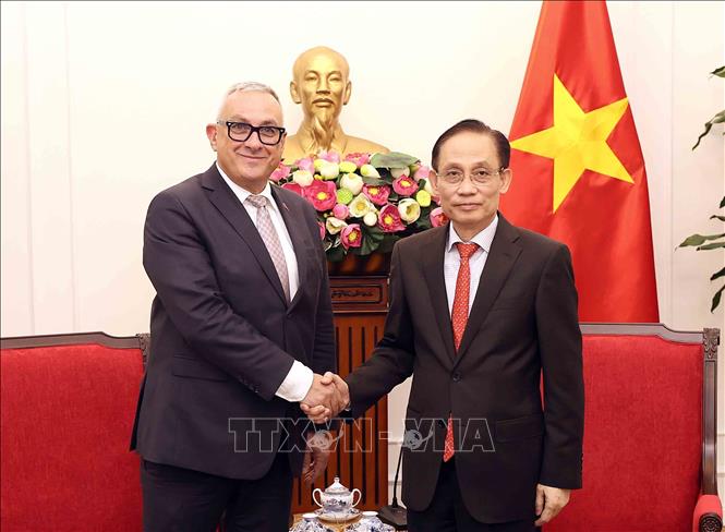 Bộ trưởng Ngoại giao Lê Hoài Trung tiếp Cao ủy Liên minh châu Âu (EU) về đối tác quốc tế Jozef Sikela. Ảnh: An Đăng - TTXVN