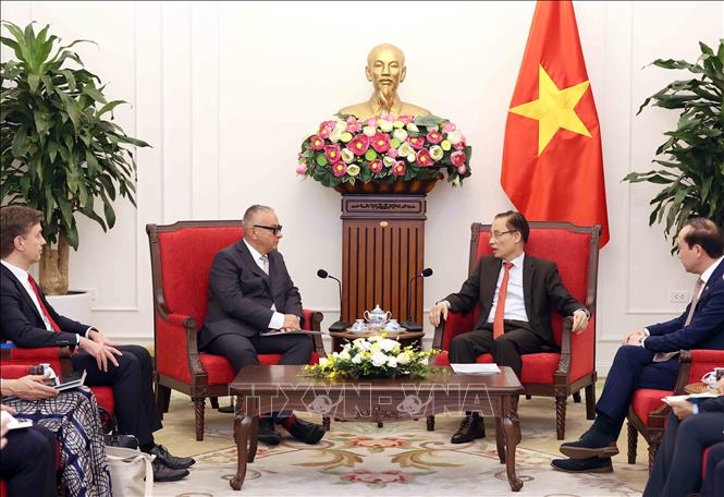 Bộ trưởng Ngoại giao Lê Hoài Trung tiếp Cao ủy Liên minh châu Âu (EU) về đối tác quốc tế Jozef Sikela. Ảnh: An Đăng - TTXVN