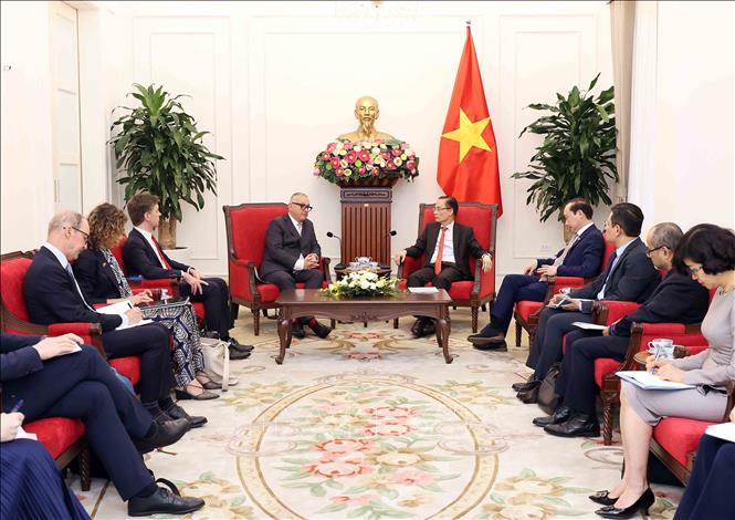 Bộ trưởng Ngoại giao Lê Hoài Trung tiếp Cao ủy Liên minh châu Âu (EU) về đối tác quốc tế Jozef Sikela. Ảnh: An Đăng - TTXVN