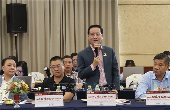 Ông Nguyễn Đình Tùng, Chủ tịch HĐQT kiêm Tổng Giám đốc Vina T&T Group chia sẻ kinh nghiệm kinh doanh tại diễn đàn. Ảnh: Xuân Anh – TTXVN