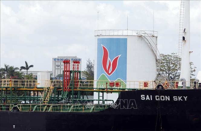 Nhập hàng xăng dầu tại một đầu mối tại cảng Hải Phòng. Ảnh: Trần Việt - TTXVN