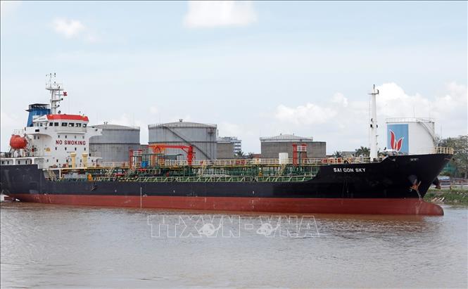 Nhập hàng xăng dầu tại một đầu mối tại cảng Hải Phòng. Ảnh: Trần Việt - TTXVN