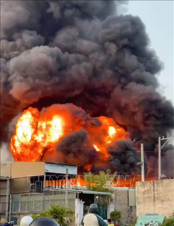 Hiện trường vụ cháy công ty hóa chất ở phường Chánh Hiệp, TP. Hồ Chí Minh. Ảnh: TTXVN phát 