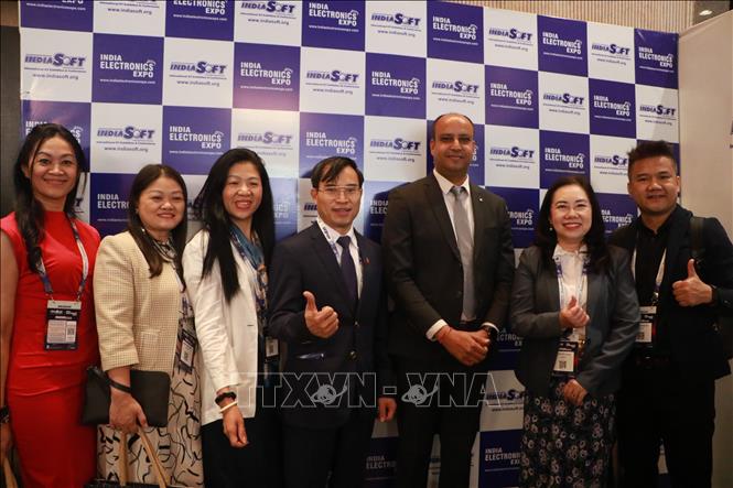 Đoàn lãnh đạo, đại diện hiệp hội, doanh nghiệp Việt Nam và đại diện ban tổ chức IndiaSoft. Ảnh: Ngọc Thúy - p/v TTXVN tại New Delhi