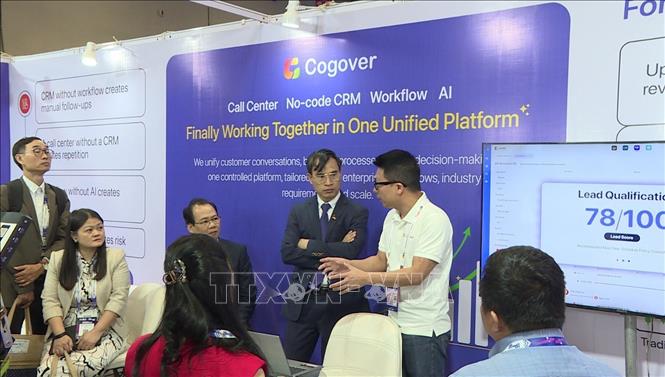 Ông Nguyễn Bá Luân, đồng sáng lập Stringee giới thiệu về sản phẩm Cogover, nền tảng quản trị doanh nghiệp thế hệ mới, tại triển lãm. Ảnh: Ngọc Thúy - p/v TTXVN tại New Delhi