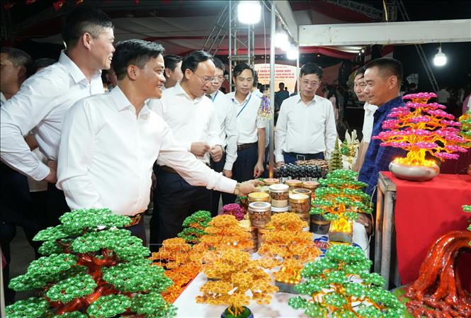 Phó Chủ tịch UBND tỉnh Bắc Ninh Phạm Văn Thịnh và các đại biểu tham quan các gian hàng tại Hội chợ. Ảnh: Đồng Thúy - TTXVN