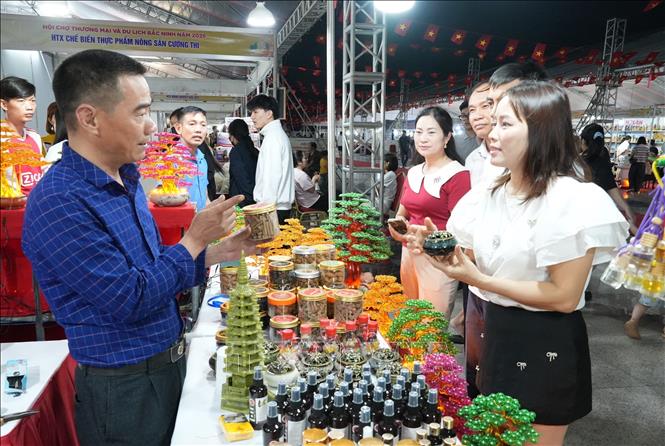 Nhân dân, du khách tham quan các gian hàng tại Hội chợ. Ảnh: Đồng Thúy - TTXVN